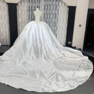 Robe de mariée haut de gamme Wx230 Royal Plus Size en satin doux, sans manches, épaules dénudées, avec appliques en dentelle et cristaux, coupe princesse - Product Image 6
