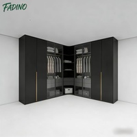 Conception de chambre à coucher moderne avec armoires autoportantes en bois massif et dressing intégré pour mobilier de maison dans une villa