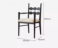 Fauteuil de salle à manger en bois massif noir avec dossier ondulé et coussin en cuir blanc, design moderne pour la maison