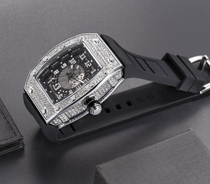 Montre de mode glacée pour homme automne-hiver 2025 - Boîtier en acier inoxydable de luxe, résistant à l'eau 30 m, bracelet en silicone, mouvement à quartz - Product Image 3