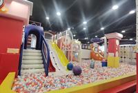 Centre d'interaction familial intérieur Kidscamp : Compagnie chaleureuse, sécurité, éducation, toboggan, balançoire, jeu de rôle, maison pour parents et enfants