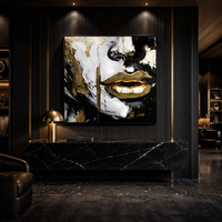 Peinture murale abstraite texturée en noir et blanc avec des accents métalliques, portrait de lèvres dorées en 3D peint à la main