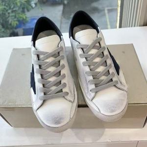 Zapatillas de diseñador de cuero genuino de ganso blanco, antideslizantes y cómodas, estilo casual para caminar sobre superficies sucias. - Product Image 5