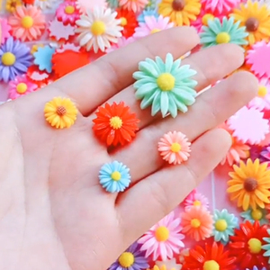 จี้ดอกเดซี่เรซิ่นขนาดเล็ก อุปกรณ์งานฝีมือสำหรับทำเครื่องประดับ กิ๊บติดผม เข็มกลัด DIY งานแฮนด์เมด เคสมือถือ แม่เหล็กติดตู้เย็น - Product Image 6