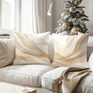 หมอนอิงลายคลื่นสีเบจสุดหรูหราประดับตกแต่งโซฟาแสนสบาย พร้อมถุงเท้าคริสต์มาสสุดหรูและเขากวางเรนเดียร์ในฉากหลัง - Product Image 4