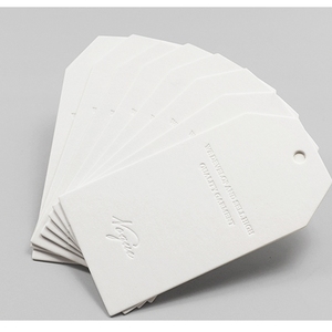 Thẻ Treo thẻ may mặc cho quần áo 2021 tùy chỉnh thân thiện với môi trường sang trọng sang trọng giày trắng Debossed Logo treo thẻ - Product Image 6