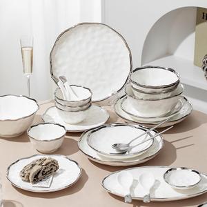 Service <span class=keywords><strong>de</strong></span> table en céramique martelée blanche moderne, vaisselle <span class=keywords><strong>de</strong></span> luxe sous glaçure avec bordure argentée pour restaurants créatifs et haute couture - Product Image 1