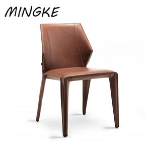 Chaise de salle à manger contemporaine en cuir avec dossier et pieds en métal, design ergonomique, écologique, pour mobilier de salle à manger de villa - Product Image 1