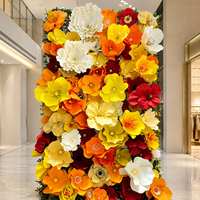 Gele en oranje gemengde bloemenwandinstallatie, gigantische kunstbloemen van papier, decoratie voor bruiloften en evenementen, commerciële bloemendisplay