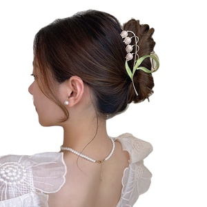 Chic <span class=keywords><strong>été</strong></span> dames pinces à cheveux femmes coloré fleur cheveux griffe Chic émail Lily Valley Chignon épingles à cheveux en alliage Durable - Product Image 1