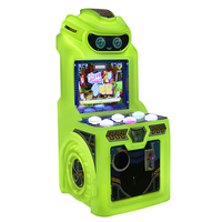 Les enfants à jetons du parc coloré ont frappé la machine de jeu de grenouille gopher