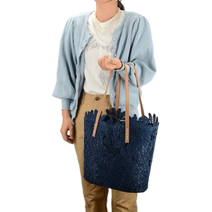 กระเป๋าผู้หญิงฤดูใบไม้ผลิ 2026 กระเป๋าสะพายไหล่เดียวแบบลูกไม้ กระเป๋าช้อปปิ้งผู้หญิงทรงถังขนาดใหญ่ กระเป๋าโท้ทปักลายฉลุ - Product Image 1