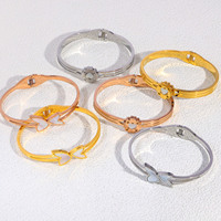 Bracelet manchette POWELL en acier inoxydable plaqué or 18 carats, hypoallergénique, avec fleurs émaillées et strass colorés, design artistique