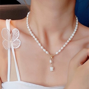 Collar de Perlas Naturales de Agua Dulce con Diseño de Nicho de Concha de Mariposa Blanca y Flor de Lirio de los Valles, Colgante de Moda - Product Image 1