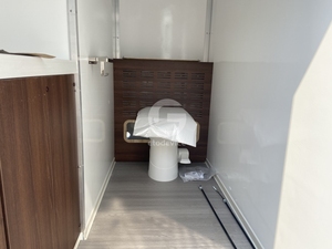 Remorque de toilettes portable de luxe à 2 portes et 2 cabines, en panneaux sandwich écologiques, pour usage en appartement - Product Image 6