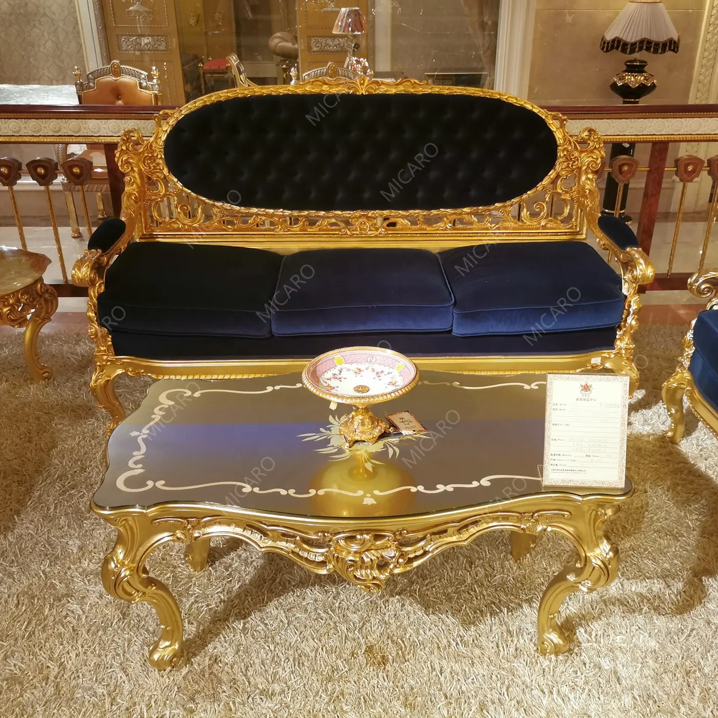 Soggiorno blu e oro classico divano in legno massello