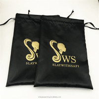 Sac de rangement pour perruque en soie noire satinée avec cordon de serrage simple et logo doré personnalisé sacs en satin pour extensions de cheveux sac à poussière d'emballage