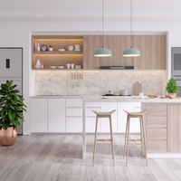 Cuisine contemporaine Vermonhouzz à aménagement ouvert, armoires en chêne blanc mat, îlot à compartiments ouverts, armoires de cuisine sur mesure