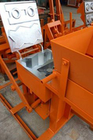 Petite machine manuelle économique pour la fabrication de briques de terre cuite emboîtables
