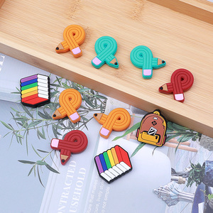 Focal Beads libro de estudio papelería Apple DIY regalo del Día del maestro llavero cuenta nueva temporada de regreso a la escuela cuentas focales de silicona - Product Image 5