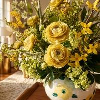 Hellgelber Ranunkel-Wildblumen-Kunststrauß, Gemischtes Grün-Weißes Kunstblumen-Set mit Handbemalter Keramikvase