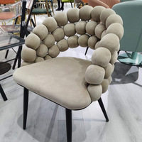 Chaise de salle à manger moderne avec pieds en fer massif ou en bois de frêne et assise en velours