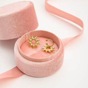 ต่างหูแบบหนีบรูปดาวประดับเพชรเทียม สีทอง สแตนเลสสตีล เครื่องประดับสำหรับงานปาร์ตี้ ดีไซน์เรขาคณิต ประดับขอบแบบ Bezel Setting เครื่องประดับแฟชั่น - Product Image 4