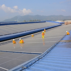 Panel Solar de 420W con Certificación CE TUV, Totalmente Negro, con Tejas Integradas, para Sistemas Solares Comerciales en Techos - Product Image 4