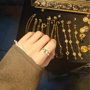 แหวนเพชรโทแพซสีน้ำเงินลอนลีย์ไอส์แลนด์ ลอนดอน บลู ท็อปพาซ ชุบด้วยทังสเตน ดีไซน์หรูหราเบาๆ สำหรับผู้หญิง สไตล์เดียวกับที่มีในเล่มเล็กๆ สีแดง - Product Image 4