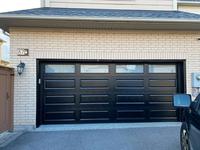 Maison principale Porte de garage américaine isolée en acier moderne avec fenêtres en perspective supérieure Surface finie pour villas