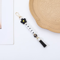 Nouveau Porte-clés en silicone style japonais-coréen transfrontalier, motif fleur, avec perles lettres DIY et pompon, ornement pendentif pour voiture et sac, modèle Chine
