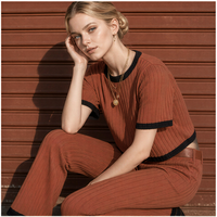 Ensemble tricoté côtelé style rétro années 70 pour femme : haut à manches courtes avec passepoil contrastant et pantalon évasé taille haute pour un look tendance