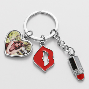Llavero de moda con colgante de labios termotransferibles con diseño de lápiz labial y corazón - Product Image 3
