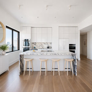 Gabinetes de <span class=keywords><strong>Cocina</strong></span> Modernos Personalizados con Acabado Brillante, Puertas sin Tiradores, Juego Modular de Isla para Proyecto de Apartamento tipo Penthouse - Product Image 1