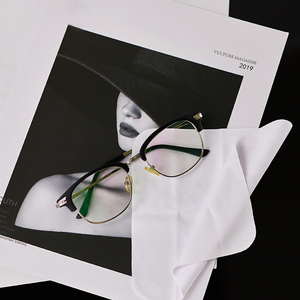 Chiffonnette de nettoyage pour lunettes en microfibre blanche avec logo personnalisé, en suède doux pour nettoyer les verres - Product Image 2
