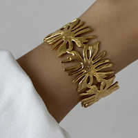 Bracelet manchette large pour femme, plaqué or PVD, avec motifs martelés, vagues, papillons, feuilles, fleurs, nœuds, étoiles de mer, coquillages et symboles d'infini