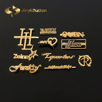 Plaque métallique gravée et embossée sur mesure par la marque Jinyi Factory, avec placage laser, pour vêtements, chaussures, sacs et chapeaux.