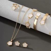 Ensemble de bijoux bohèmes pour femmes, best-seller, en alliage, avec fleurs - Cinq pièces, comprenant une bague, un bracelet, un collier et des boucles d'oreilles