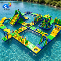 Parc aquatique gonflable avec murs d'escalade et plateformes rebondissantes, parcours aquatique flottant pour les loisirs familiaux en station balnéaire