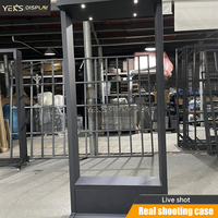 Présentoir de porte autoportant en acier de haute qualité YEK moderne et robuste avec bras réglables pour salle d'exposition et exposition de portes intérieures