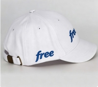 Witte katoenen baseballcap met blauwe gratis borduring, ongestructureerde dad hat, verstelbare band, casual outdoor custom logo sportcap