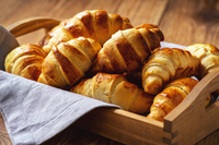 Ligne de production automatique de croissants ADMF, équipement complet de transformation de la pâte feuilletée au beurre pour croissants commerciaux