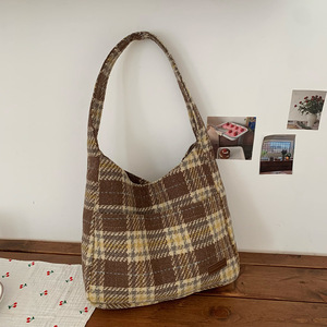 กระเป๋าสะพายไหล่ลายสก๊อตสำหรับผู้หญิง สีน้ำตาล ความจุขนาดใหญ่ หัวเข็มขัดแม่เหล็ก สำหรับเดินทางทุกวัน สไตล์นักเรียน - Product Image 2