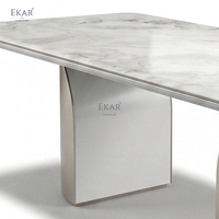 Table à manger rectangulaire de luxe moderne, surface aspect marbre, base à double piédestal pour salle à manger de villa