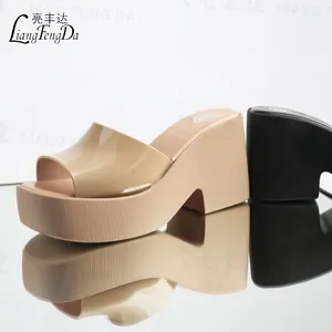 여름 새로운 디자인 크리스탈 젤리 여성용 하이힐 방수 플랫폼 슬라이드 슬리퍼 멋진 여성 캐주얼 야외 신발