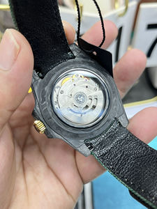 Reloj GMT de Diseño Personalizado para Hombre, Movimiento Automático, Caja de Fibra de Carbono, Correa Verde, Detalles en Oro de Lujo - Product Image 6