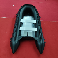 Bateau pneumatique en PVC - Modèle grand format populaire. Base en V durable. Peut flotter. Capacité pour 4-5 personnes. Modèle 330.