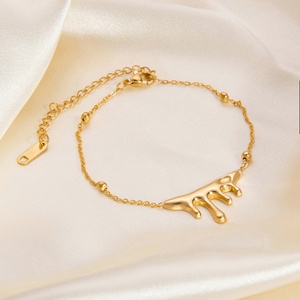 สร้อยข้อมือสแตนเลสทรงหัวใจทันสมัยสำหรับผู้หญิง ทำด้วยมือ เรียบง่าย ชุบทอง 18K เหมาะสำหรับวันครบรอบ - Product Image 2