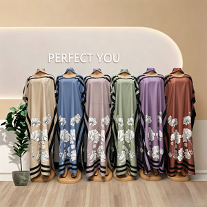 Robe longue africaine grande taille style boubou et kaftan, col rond, manches chauve-souris, rayures latérales noires, motif floral <span class=keywords><strong>blanc</strong></span> au bas avec écharpe - Product Image 1