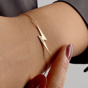 Nouveau Bracelet foudre personnalisé en acier inoxydable personnalisé lettres gravées charme Bracelet cadeau de Noël pour les amis - Product Image 1